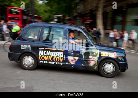 London Taxi noir traditionnel, Charing Cross, Londres, Angleterre Banque D'Images