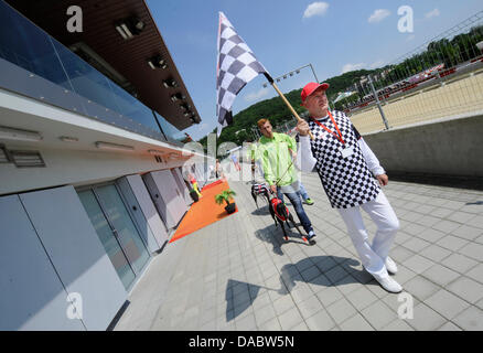 Les lévriers sont accueillis à l'hôtel récemment ouvert installations multi-sports pour les courses de lévriers à Prague, République tchèque, le 10 juillet 2013. (Photo/CTK Stanislav Zbynek) Banque D'Images