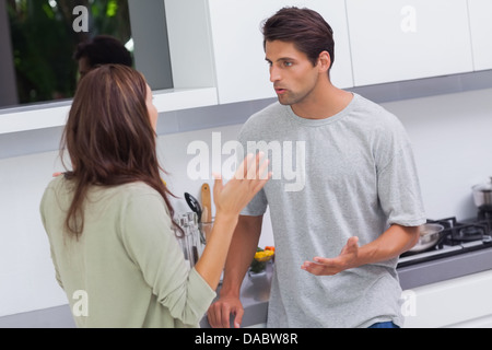 Couple dans la cuisine Banque D'Images