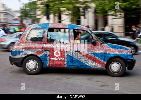 Taxi londonien traditionnel, Charing Cross, Londres, Angleterre Banque D'Images