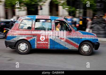 Taxi londonien traditionnel, Charing Cross, Londres, Angleterre Banque D'Images