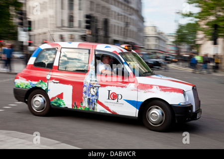 Taxi londonien traditionnel, Charing Cross, Londres, Angleterre Banque D'Images