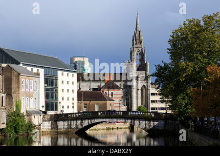 L'église Holy Trinity et la rivière Lee, Cork, County Cork, Munster, République d'Irlande, Europe Banque D'Images