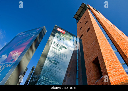 Le Royal Shakespeare Theatre, Stratford-upon-Avon, Warwickshire, comprend une tour d'observation en briques de 36 m de haut dans le cadre de la nouvelle mise en page. Banque D'Images