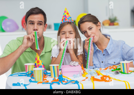 Family Playing with party horns Banque D'Images