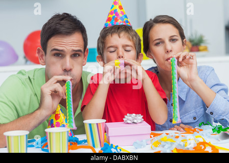 Beautiful family Playing with party horns Banque D'Images