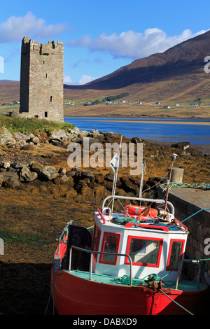 Château Kildownet et bateau de pêche sur l'île d'Achill, Comté de Mayo, Connaught (Connacht), République d'Irlande, Europe Banque D'Images