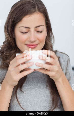 Femme de se réveiller avec l'odeur de café Banque D'Images