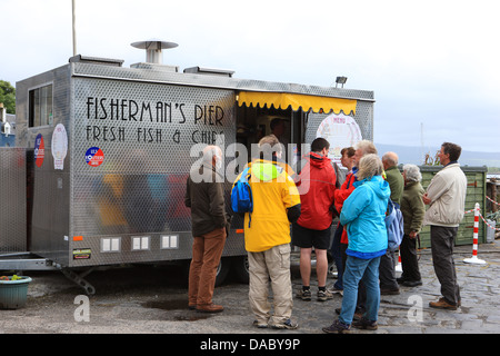 Les touristes d'acheter du poisson et frites à partir de l'primé 'Les Routiers' Fisherman's Pier van à Tobermory Isle of Mull Banque D'Images