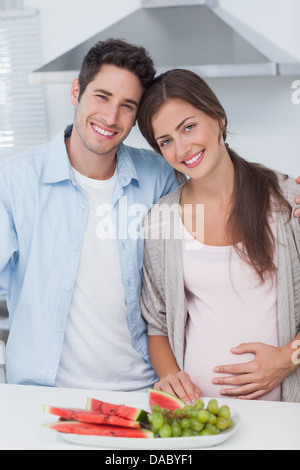 Femme enceinte et son mari Standing together Banque D'Images