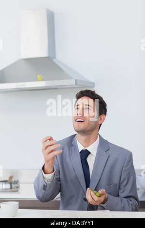 Businessman throwing grape dans l'air Banque D'Images