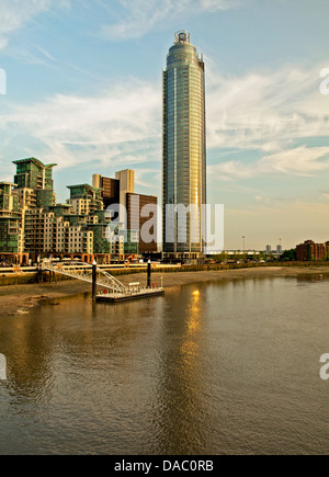 Vue de la tour de Vauxhall (St George Wharf Tower) montrant la Saint George's Wharf sur la rive sud de la Tamise Banque D'Images