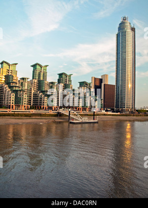 Vue de la tour de Vauxhall (St George Wharf Tower) montrant la Saint George's Wharf sur la rive sud de la Tamise Banque D'Images