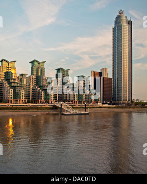 Vue de la tour de Vauxhall (St George Wharf Tower) montrant la Saint George's Wharf sur la rive sud de la Tamise Banque D'Images