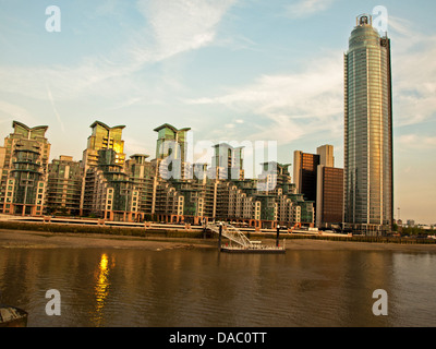 Vue de la tour de Vauxhall (St George Wharf Tower) montrant la Saint George's Wharf sur la rive sud de la Tamise Banque D'Images