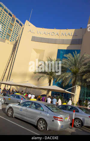 Centre Commercial Al Wahda et taxis, Abu Dhabi, Émirats arabes unis, Moyen Orient Banque D'Images