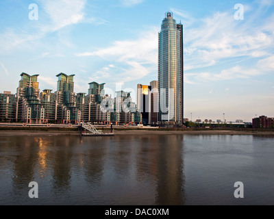 Vue de la tour de Vauxhall (St George Wharf Tower) montrant la Saint George's Wharf sur la rive sud de la Tamise Banque D'Images