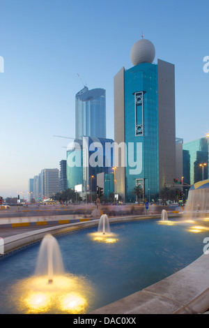 City skyline on Rashid bin Saeed Al Maktoum Street, au crépuscule, Abu Dhabi, Émirats arabes unis, Moyen Orient Banque D'Images