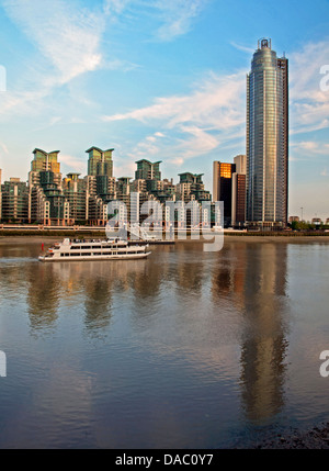 Vue de la tour de Vauxhall (St George Wharf Tower) montrant la Saint George's Wharf sur la rive sud de la Tamise Banque D'Images