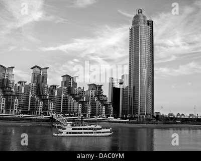 Vue de la tour de Vauxhall (St George Wharf Tower) montrant la Saint George's Wharf sur la rive sud de la Tamise Banque D'Images