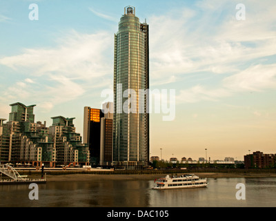 Vue de la tour de Vauxhall (St George Wharf Tower) montrant la Saint George's Wharf sur la rive sud de la Tamise Banque D'Images