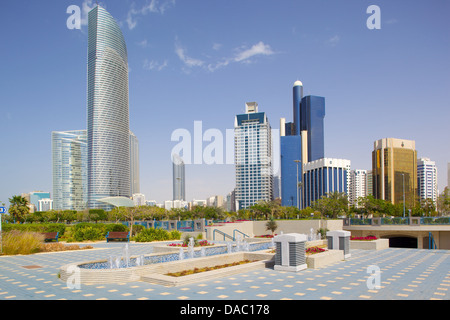 L'architecture contemporaine le long de la Corniche, Abu Dhabi, Émirats arabes unis, Moyen Orient Banque D'Images