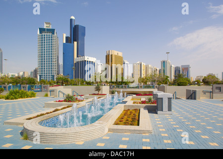 L'architecture contemporaine le long de la Corniche, Abu Dhabi, Émirats arabes unis, Moyen Orient Banque D'Images