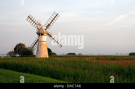 Une vue de Thurne Drainage digue moulin sur les Norfolk Broads à Thurne, Norfolk, Angleterre, Royaume-Uni. Banque D'Images