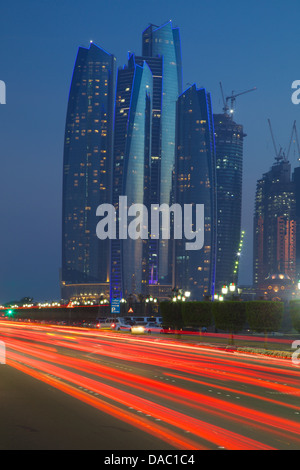 Les tours de l'émirat et feux arrière voiture la nuit, Abu Dhabi, Émirats arabes unis, Moyen Orient Banque D'Images