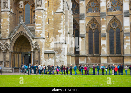 En dehors de la file d'église de l'abbaye de Westminster Parliament square Westminster central London England Angleterre UK Europe Banque D'Images