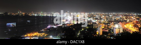 Panorama de Pattaya la nuit. Pattaya est une attraction touristique la plus populaire en Thaïlande Banque D'Images