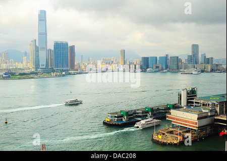 L'île de Kowloon au coucher du soleil. L'embarcadère des ferries de Hong Kong à Macao sur la droite. Banque D'Images