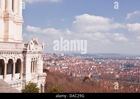 À la recherche sur la ville de Lyon de la Basilique Notre Dame de Fourvière, Lyon, Rhône-Alpes, France, Europe Banque D'Images