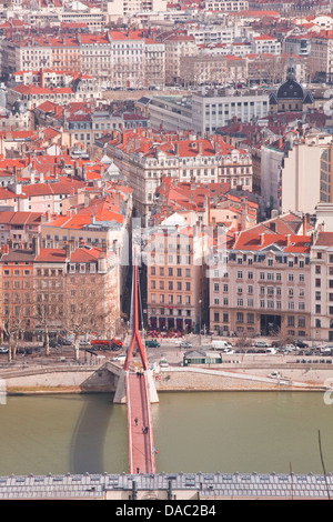 À la recherche sur les toits de la ville de Lyon, Rhône-Alpes, France, Europe Banque D'Images