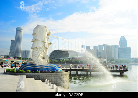 Les touristes à la fontaine en face de Merlion Esplanade Theatres on the Bay à Singapour Banque D'Images