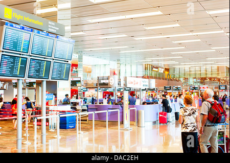 Les personnes à la recherche de départ à l'arrivée à l'Aéroport International de Changi . Banque D'Images