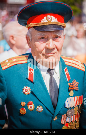 Gomel, Bélarus - 9 mai : anciens combattants non identifiés au cours de la célébration du Jour de la victoire le 9 mai 2013 à Gomel, au Bélarus. Banque D'Images