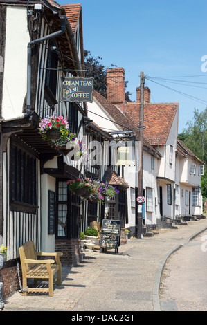 The Bell Inn et maisons anciennes bordent la rue dans le village pittoresque de Kersey dans le Suffolk, Angleterre. Banque D'Images