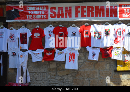 Shirts souvenirs en vente à la San Fermín à Pampelune, Espagne Banque D'Images