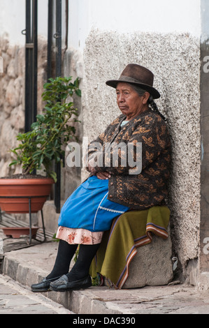 Ancienne cité inca Inca mature woman hat chandail et assis sur fort caisse dans street Cusco, Pérou. Banque D'Images