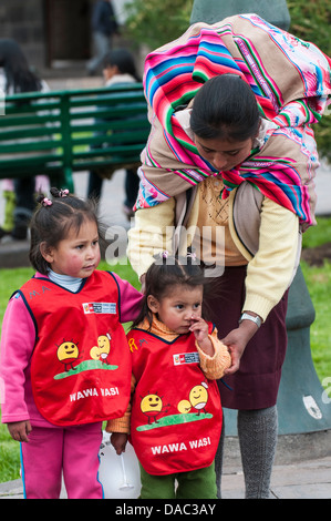 Inca Inca mère femme en couverture traditionnelle et les enfants filles plaza de armas Cusco, Pérou. Banque D'Images