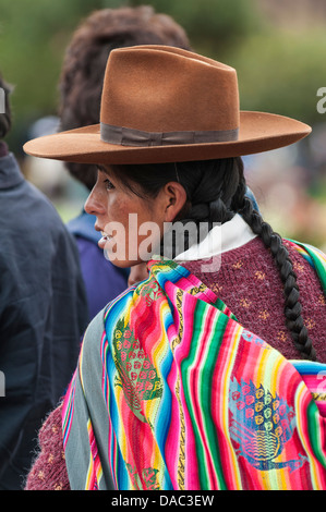 Inca Inca dans femme mère enfant générales traditionnelles et plaza de armas Cusco, Pérou. Banque D'Images