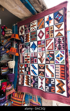 Textiles en laine tissés souvenirs couverture vêtements chiffon, au marché, Cusco, Pérou. Banque D'Images