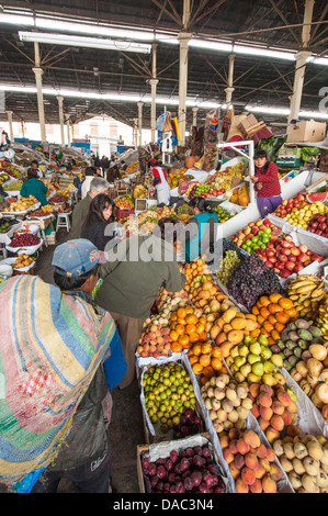 Les vendeurs de légumes fruits femmes Inca boutique de décrochage qui tend à servir les clients de vente sur le marché local au centre-ville de Cusco, Pérou. Banque D'Images