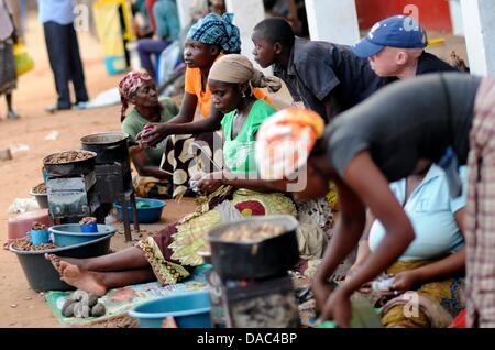 Des femmes vendent des arachides rôties et autres marchandises sur le côté d'une route à Inhambane, Mozambique, 02 mars 2013. Photo : Britta Pedersen Banque D'Images