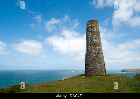 Une cheminée en pierre à une mine désaffectée au point de pas-à-pas sur la côte de Cornouailles Padstow Cornwall UK Banque D'Images