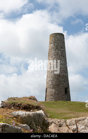 Une cheminée en pierre à une mine désaffectée au point de pas-à-pas sur la côte de Cornouailles Padstow Cornwall UK Banque D'Images