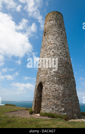 Une cheminée en pierre à une mine désaffectée au point de pas-à-pas sur la côte de Cornouailles Padstow Cornwall UK Banque D'Images