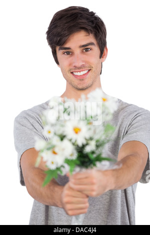 Jeune homme offrant un bouquet de fleurs Banque D'Images