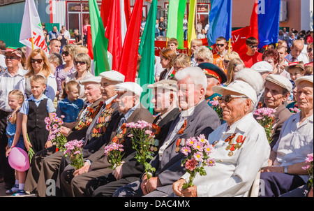 Gomel, Bélarus - 9 mai : anciens combattants non identifiés au cours de la célébration du Jour de la victoire le 9 mai 2013 à Gomel, au Bélarus. Banque D'Images